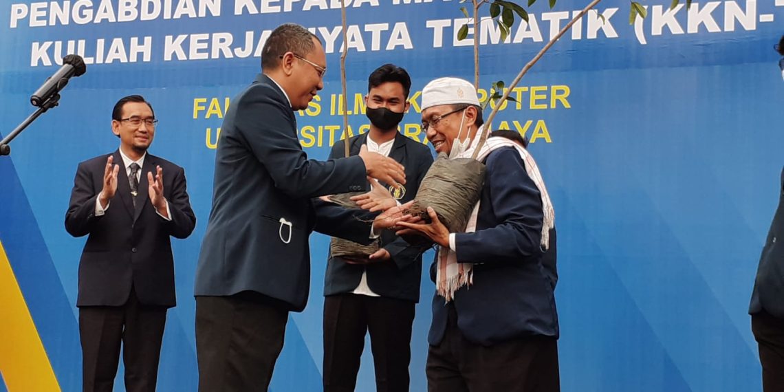 FILKOM UB Inisiasi Pelestarian Lingkungan Melalui Desa Mandiri Sirsak